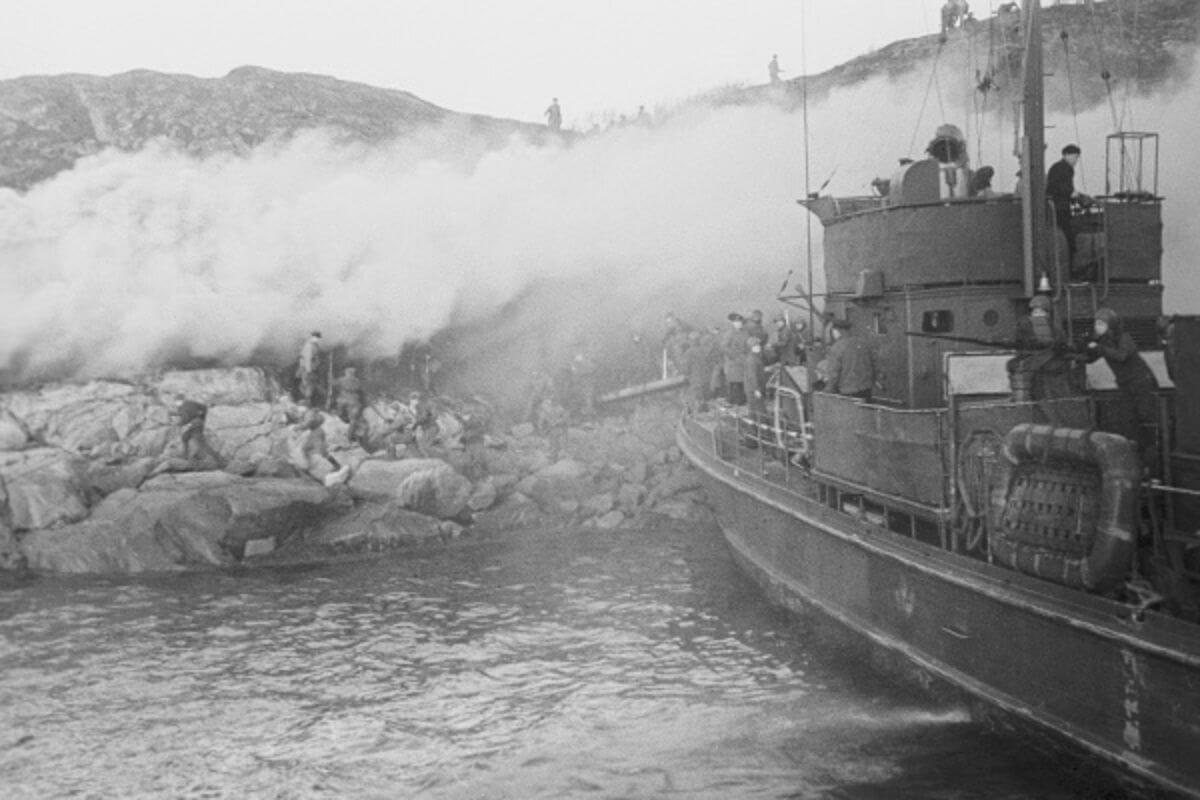 Высадка морского десанта 63-й бригады морской пехоты на&nbsp;южный берег фьорда Маттивуоно (губа Малая Волоковая). Большой охотник БО-236 4-го дивизиона больших охотников Киркенесской ордена Ушакова I-й степени бригады охотников за&nbsp;подводными лодками Северного флота.
Фотограф&nbsp;&mdash; фотокорреспондент политуправления Северного флота, лейтенант административной службы, Диамент Иосиф-Рафаил Львович.